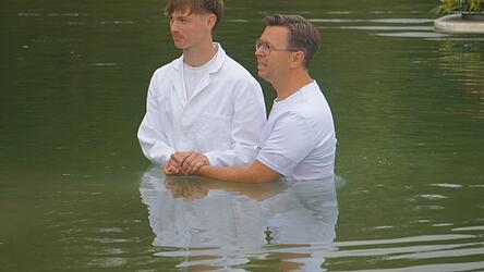 Eric Felker steht neben Pastor Andreas Wallmann und bekennt sich zu seinem Glauben.