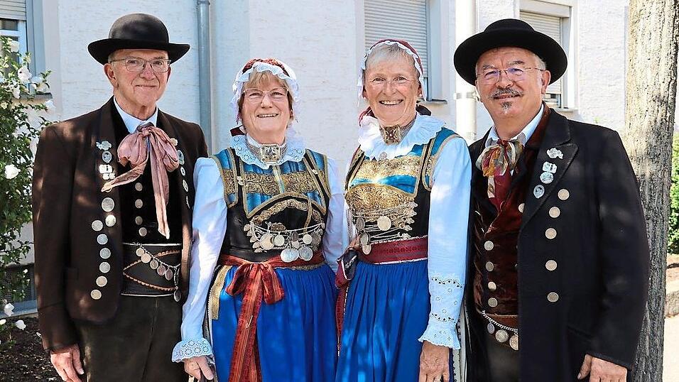 Annemarie Meindl (2.v.l) ist stolz gemeinsam mit Mann Alois (links) und Renate und Christian Amann (von rechts) ihre Trachten zu präsentieren. Annemarie Meindl (2.v.l) ist stolz gemeinsam mit Mann Alois (links) und Renate und Christian Amann (von rechts) ihre Trachten zu präsentieren.