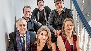 Die „Stimmen“ Thomas Müller (vorne v.l.), Kathi Kattinger und Sabine Weinmayr sowie die „Saiten und Herzschläge“ Johannes Brunner (Klavier, hinten v.l.), Erich Parzefall (Percussion) und Bernd Zrenner (Gitarre) Die „Stimmen“ Thomas Müller (vorne v.l.), Kathi Kattinger und Sabine Weinmayr sowie die „Saiten und Herzschläge“ Johannes Brunner (Klavier, hinten v.l.), Erich Parzefall (Percussion) und Bernd Zrenner (Gitarre)