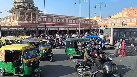Autorikschas - die sogenannten Tuk-Tuks - und motorisierte Zweir&auml;der pr&auml;gen den Verkehr in Indien.