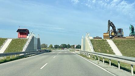Im Rahmen der Arbeiten entlang der Donau ist auf der Staatsstraße zwischen Straubing und Bogen ein Hochwasserschutztor gebaut worden. Bei schwerem Hochwasser wird es verschlossen. Einen vorgefertigten Umleitungsplan für diesen Fall gibt es nicht - weil nicht vorhersehbar ist, welche anderen Straßen in einer solchen Ausnahmesituation noch befahrbar sind. Im Rahmen der Arbeiten entlang der Donau ist auf der Staatsstraße zwischen Straubing und Bogen ein Hochwasserschutztor gebaut worden. Bei schwerem Hochwasser wird es verschlossen. Einen vorgefertigten Umleitungsplan für diesen Fall gibt es nicht - weil nicht vorhersehbar ist, welche anderen Straßen in einer solchen Ausnahmesituation noch befahrbar sind.