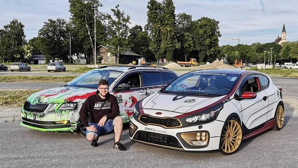 Christoph Benda mit seinen Sch&auml;tzen. Vor allem der Kia Pro Ceed GT im &bdquo;Avengers&ldquo;-Design sorgt in Straubing f&uuml;r staunende Blicke. Von Autoposern grenzt sich der 25-J&auml;hrige aber klar ab, wie auch an der Aufschrift seines Pullis (Anti-Poser) zu erkennen ist.