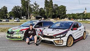 Christoph Benda mit seinen Sch&auml;tzen. Vor allem der Kia Pro Ceed GT im &bdquo;Avengers&ldquo;-Design sorgt in Straubing f&uuml;r staunende Blicke. Von Autoposern grenzt sich der 25-J&auml;hrige aber klar ab, wie auch an der Aufschrift seines Pullis (Anti-Poser) zu erkennen ist.