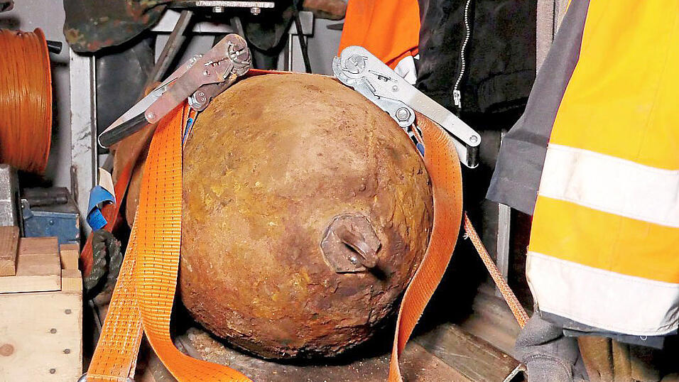 Bevor die Bombe abtransportiert werden kann, muss sie entschärft werden. (Symbolbild) Bevor die Bombe abtransportiert werden kann, muss sie entschärft werden. (Symbolbild)