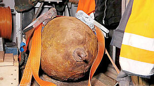 Bevor die Bombe abtransportiert werden kann, muss sie entsch&auml;rft werden. (Symbolbild)