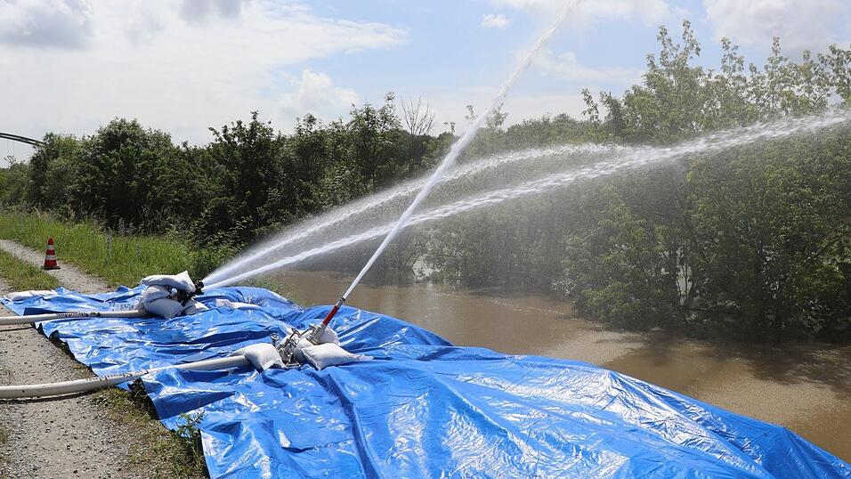 Das Grundwasser wird mit der Hilfe von Schläuchen in die Donau geleitet.