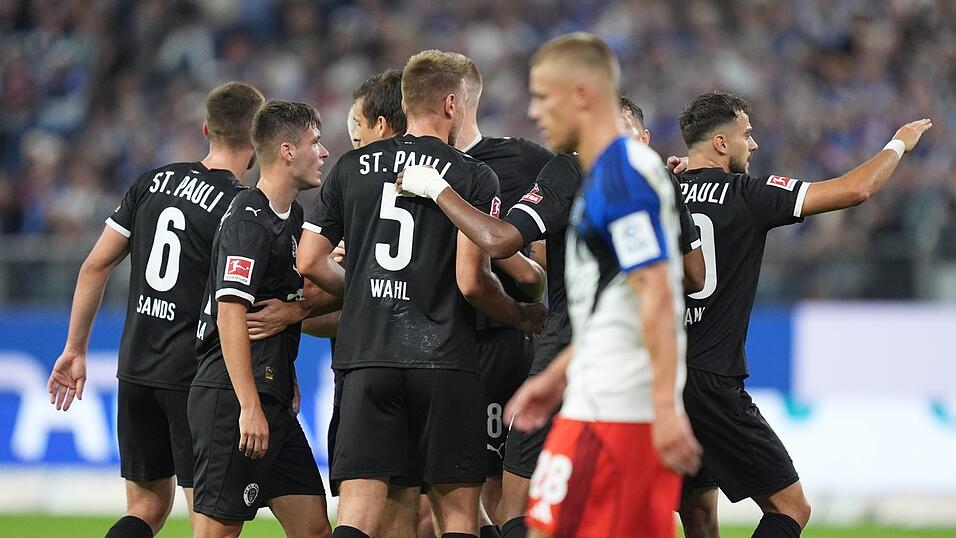 St. Paulis Spieler jubeln nach dem Treffer zum 0:1.