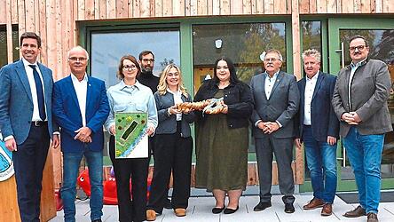 Eine Reihe von Ehrengästen hatte sich zur Einweihung der neuen Kinderkrippe eingefunden. Eine Reihe von Ehrengästen hatte sich zur Einweihung der neuen Kinderkrippe eingefunden.