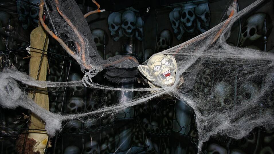 Krueger meets Krüger: Horror-Kultfigur Freddy spukt bis Halloween im gleichnamigen Freizeit-Center in Ittling.