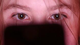 Die Vorst&ouml;&szlig;e von SPD und CDU sehen vor, dass Kinder erst ab 14 Jahren auf Online-Plattformen wie Tiktok und Co. d&uuml;rfen sollen. (Symbolbild)