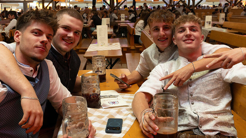 Die Partybilder vom Dienstag, 11. August, aus dem Festzelt Reisinger. Die Partybilder vom Dienstag, 11. August, aus dem Festzelt Reisinger.