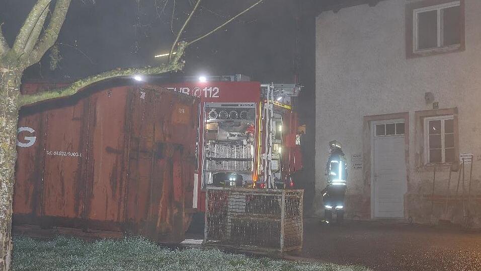 In der Nacht auf Mittwoch brannte eine Kerzenfabrik in Rotthalmünster (Kreis Passau). Der Schaden wird aktuell auf rund 250.000 Euro geschätzt.