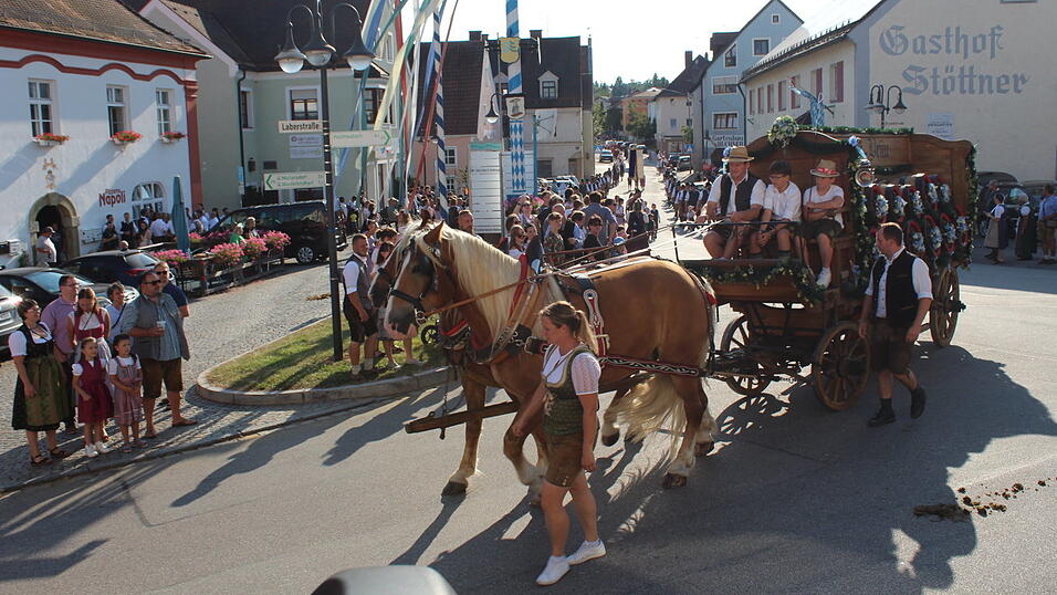 Simmerl und Franzl hei&szlig;en die braven Pferde, die den Brauereiwagen ziehen.