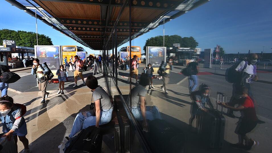 Der Flughafen bei Memmingen hat mittlerweile mehr als drei Millionen Passagiere im Jahr. Deswegen muss die Grenzpolizei am Airport auch weiter aufgestockt werden. (Archivbild)