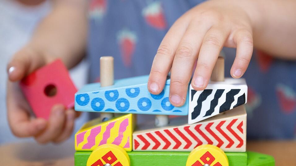 Noch fehlen bis zum Start des nächsten Kindergartenjahres 44 Plätze. Die Stadt hat aber noch einige Eisen im Feuer, um doch noch über die Runden zu kommen. Noch fehlen bis zum Start des nächsten Kindergartenjahres 44 Plätze. Die Stadt hat aber noch einige Eisen im Feuer, um doch noch über die Runden zu kommen.