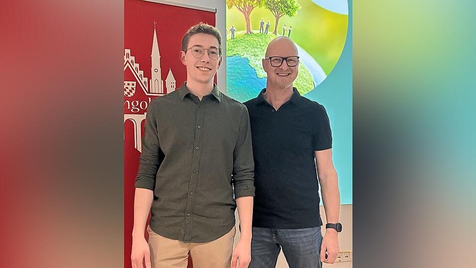 Bernhard Pellkofer (rechts) zusammen mit dem Dingolfinger Klimaschutzmanager Stefan Salzinger.