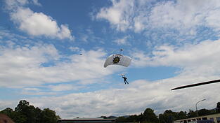 Aus 1.000 Metern Höhe sprang die GSG 9 aus dem Hubschrauber und landete auf dem Sportplatz. Aus 1.000 Metern Höhe sprang die GSG 9 aus dem Hubschrauber und landete auf dem Sportplatz.