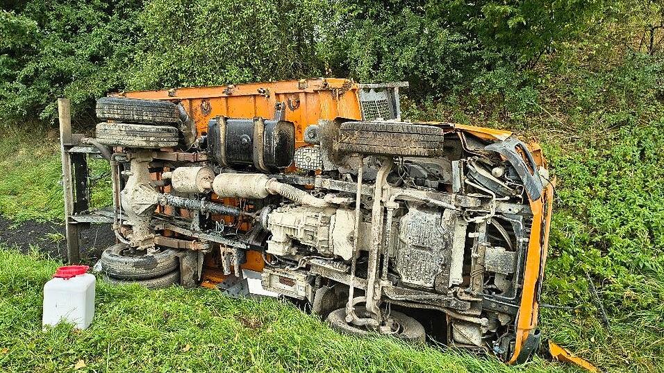 Der verunfallte Lastwagen. Der verunfallte Lastwagen.