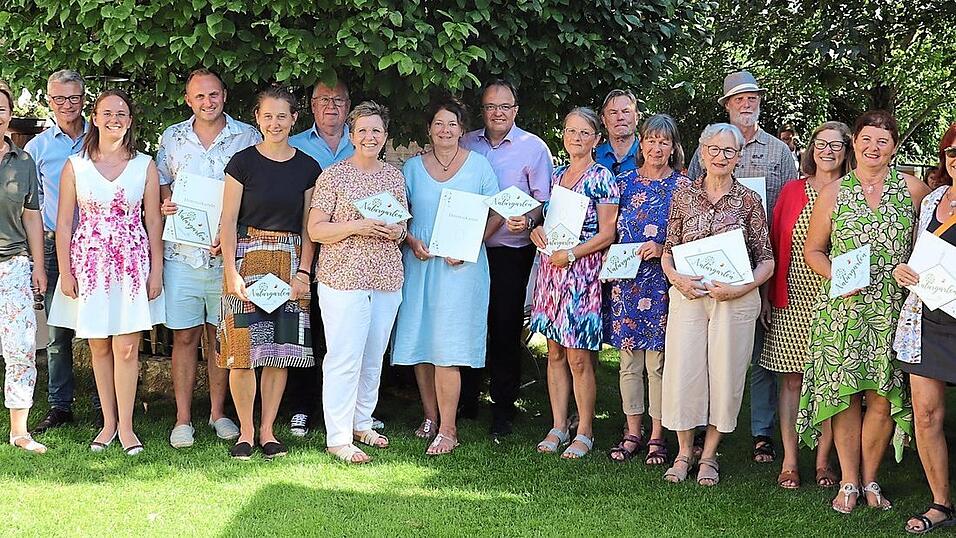 Die ausgezeichneten Naturgärtner mit Landrat Bernd Sibler (2. v. l.), Anna Maria Krinner (3. v. l.) und Petra Holzapfel (3. v. r.). Die ausgezeichneten Naturgärtner mit Landrat Bernd Sibler (2. v. l.), Anna Maria Krinner (3. v. l.) und Petra Holzapfel (3. v. r.).
