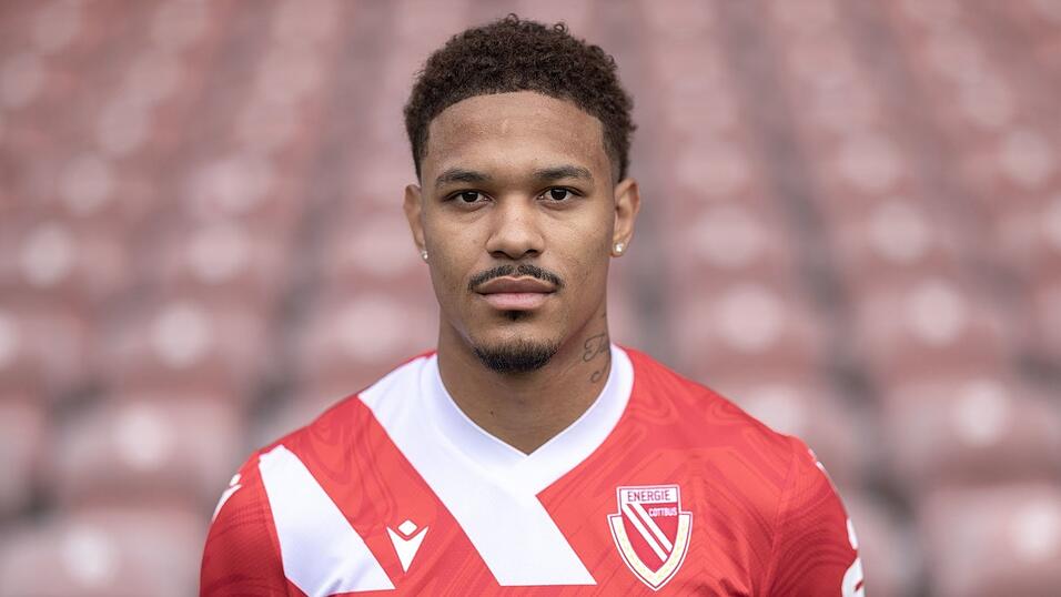 Justin Butler berichtete, dass er mit Affenlauten beleidigt wurde. Justin Butler berichtete, dass er mit Affenlauten beleidigt wurde.