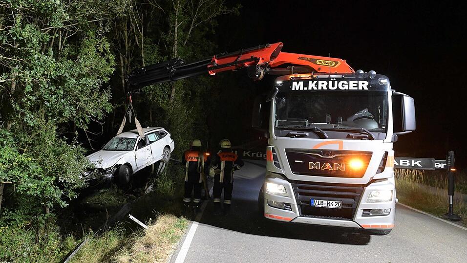 Die nächtliche Bergung des Fahrzeugs aus dem Wald an der Kreisstraße bei Hippenstall erwies sich als aufwändig. Die nächtliche Bergung des Fahrzeugs aus dem Wald an der Kreisstraße bei Hippenstall erwies sich als aufwändig.