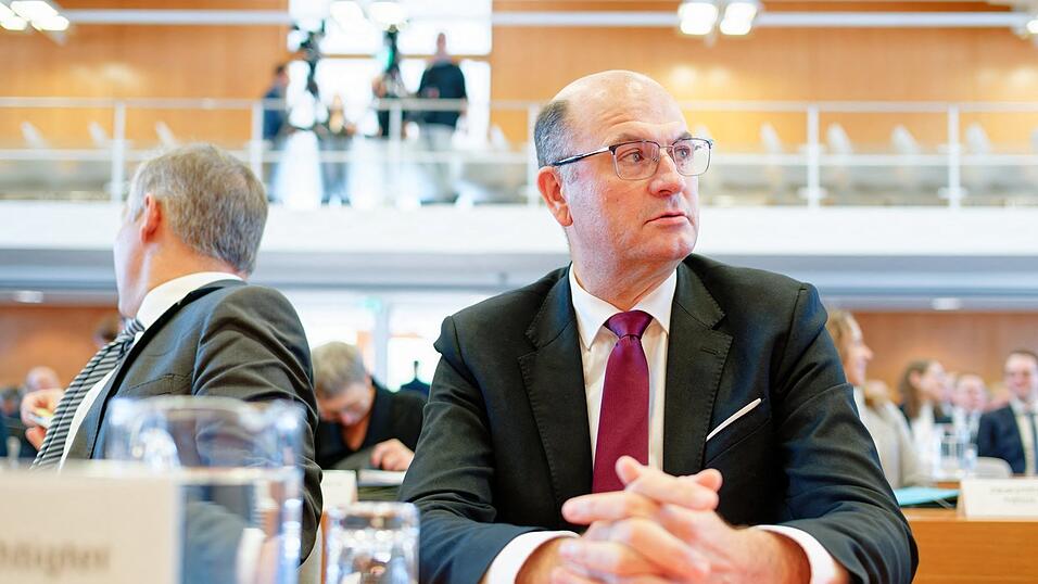 Für Finanzminister Albert Füracker gibt es „keinen Anlass zur Euphorie“. Bayern nimmt in diesem und den kommenden Jahren weniger Steuern ein. Für Finanzminister Albert Füracker gibt es „keinen Anlass zur Euphorie“. Bayern nimmt in diesem und den kommenden Jahren weniger Steuern ein.