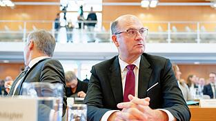 Für Finanzminister Albert Füracker gibt es „keinen Anlass zur Euphorie“. Bayern nimmt in diesem und den kommenden Jahren weniger Steuern ein. Für Finanzminister Albert Füracker gibt es „keinen Anlass zur Euphorie“. Bayern nimmt in diesem und den kommenden Jahren weniger Steuern ein.