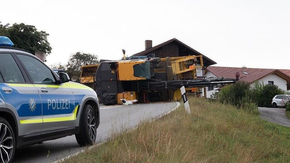 Spektakulärer Unfall am Donnerstagnachmittag in Vilshofen (Kreis Passau). Dort ist ein Lkw-Anhänger samt geladenem Bagger umgestürzt. Spektakulärer Unfall am Donnerstagnachmittag in Vilshofen (Kreis Passau). Dort ist ein Lkw-Anhänger samt geladenem Bagger umgestürzt.