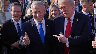 US-Präsident Donald Trump (r-l), der israelische Ministerpräsident Benjamin Netanjahu und Israels Präsident Izchak Herzog. (Archivbild) US-Präsident Donald Trump (r-l), der israelische Ministerpräsident Benjamin Netanjahu und Israels Präsident Izchak Herzog. (Archivbild)