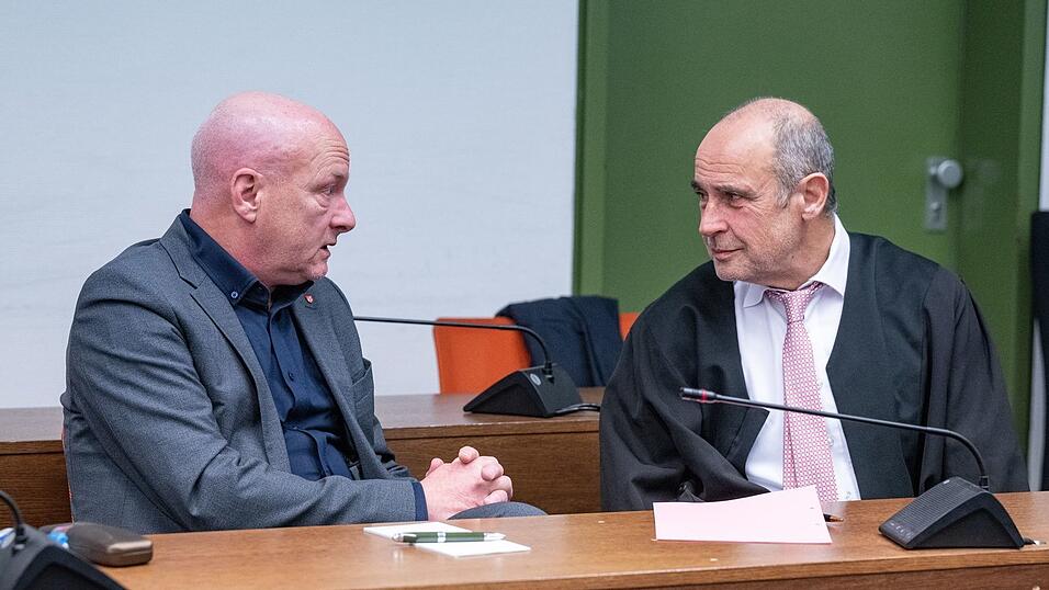 Der Prozess vor dem Landgericht München I ist eine teilweise Neuverhandlung des zehnmonatigen Verfahrens vor dem Landgericht Regensburg in den Jahren 2018/19. Der Prozess vor dem Landgericht München I ist eine teilweise Neuverhandlung des zehnmonatigen Verfahrens vor dem Landgericht Regensburg in den Jahren 2018/19.