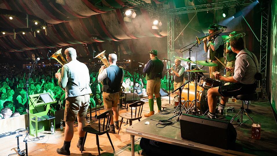 Die Partybilder vom Sonntag, 16. August, aus dem Festzelt Weckmann. Die Partybilder vom Sonntag, 16. August, aus dem Festzelt Weckmann.