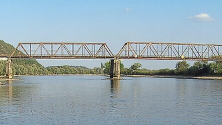 Die Eisenbahnbrücke von Straubing nach Bogen über die Donau hat ihr Aussehen bis heute nicht verändert.