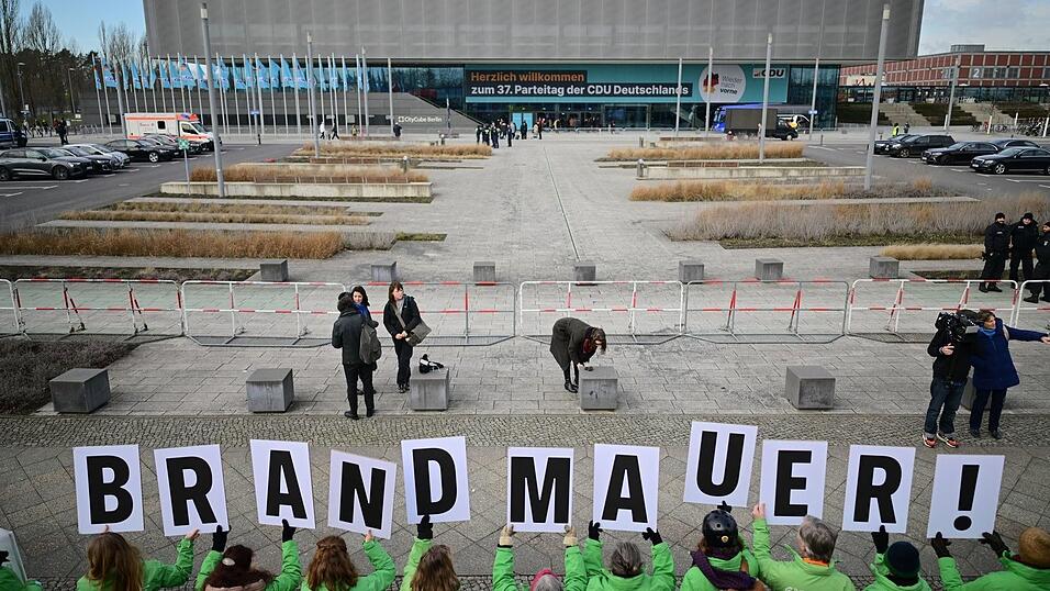 Die Brandmauer-Debatte besch&auml;ftigt die Unionsparteien seit Monaten immer wieder: Hier demonstrierten Greenpeace-Mitglieder vor Beginn des 37. Bundesparteitags der CDU in Berlin. (Archivbild)
