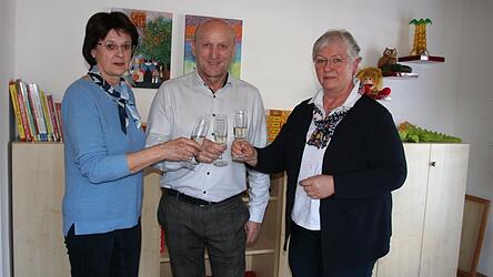 Maria Janker (r.) und Anita Meindl stie&szlig;en mit dem B&uuml;rgermeister auf die Gesch&auml;ftsverlegung an.