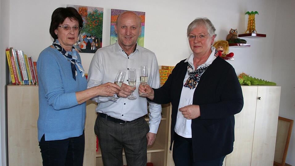 Maria Janker (r.) und Anita Meindl stie&szlig;en mit dem B&uuml;rgermeister auf die Gesch&auml;ftsverlegung an.
