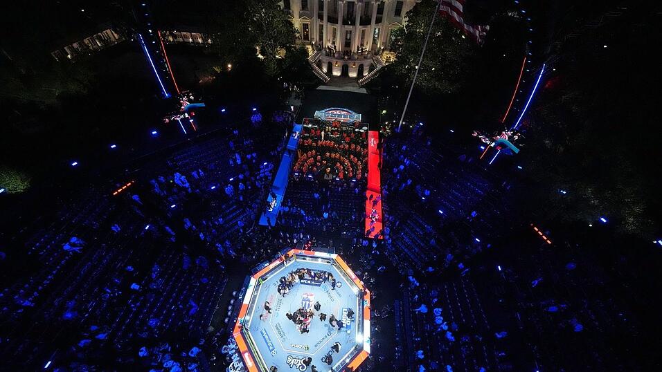 Bei der Veranstaltung traten Topstars der Profiliga Ultimate Fighting Championship (UFC) in einer eigens errichteten Arena gegeneinander an. Bei der Veranstaltung traten Topstars der Profiliga Ultimate Fighting Championship (UFC) in einer eigens errichteten Arena gegeneinander an.