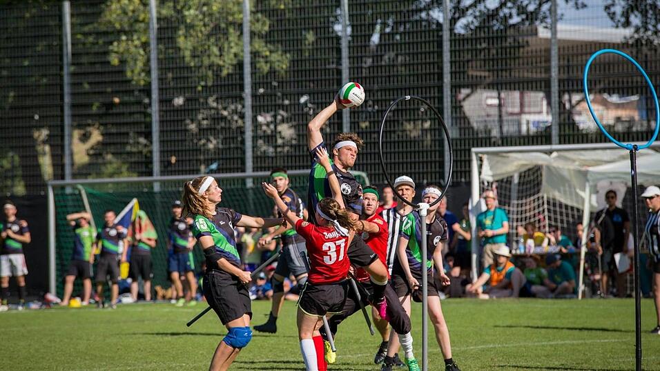 Wie in der magischen Welt von Harry Potter geht es in unserer beim Quidditch auch mit viel körperlichem Einsatz. Wie in der magischen Welt von Harry Potter geht es in unserer beim Quidditch auch mit viel körperlichem Einsatz.