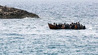 Italien wollte die Asylanträge von auf dem Mittelmeer gestoppten Migranten aus sicheren Herkunftsländern in Albanien prüfen und sie erst dann einreisen lassen. Jetzt äußert sich der EuGH zu einem Aspekt dieses Modells. (Archivbild)