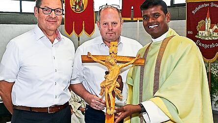 Zum Abschied überreichten Thomas Kick und Kirchenpfleger Thomas Glier (v.l.) dem Pater ein Kruzifix.