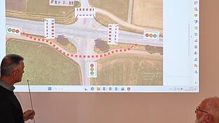 Rot gestrichelt die vom Staatlichen Bauamt angedachte Umfahrung an der B8-Kreuzung, im Norden die von Manfred Lichtl vorgeschlagene zweite Umleitung über Gemeindewege.