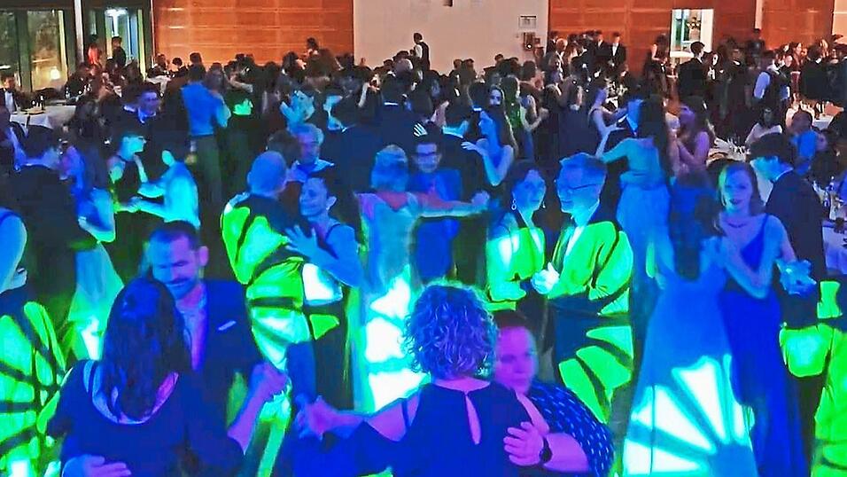 Die ersten zwei Premierenbälle 2023 - Spiegel anhaltender Tanzbegeisterung. Die ersten zwei Premierenbälle 2023 - Spiegel anhaltender Tanzbegeisterung.