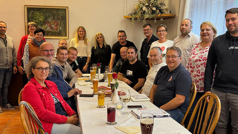 Die Faschingsmarktmacher rund um Heike Aichner bereiten den Faschingsmarkt vor. Die Faschingsmarktmacher rund um Heike Aichner bereiten den Faschingsmarkt vor.