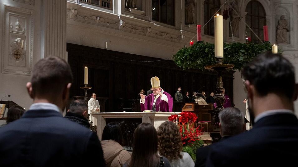 Die Zahl der Erwachsenenfirmungen in Bayern schwankt - auch niedrigem Niveau. Die Zahl der Erwachsenenfirmungen in Bayern schwankt - auch niedrigem Niveau.