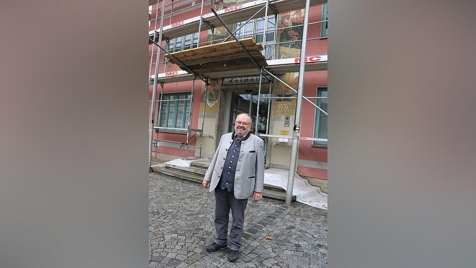 B&uuml;rgermeister Ludwig Robold vor dem Rathaus, das aktuell saniert wird.
