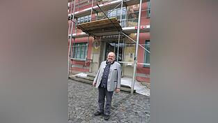 B&uuml;rgermeister Ludwig Robold vor dem Rathaus, das aktuell saniert wird.
