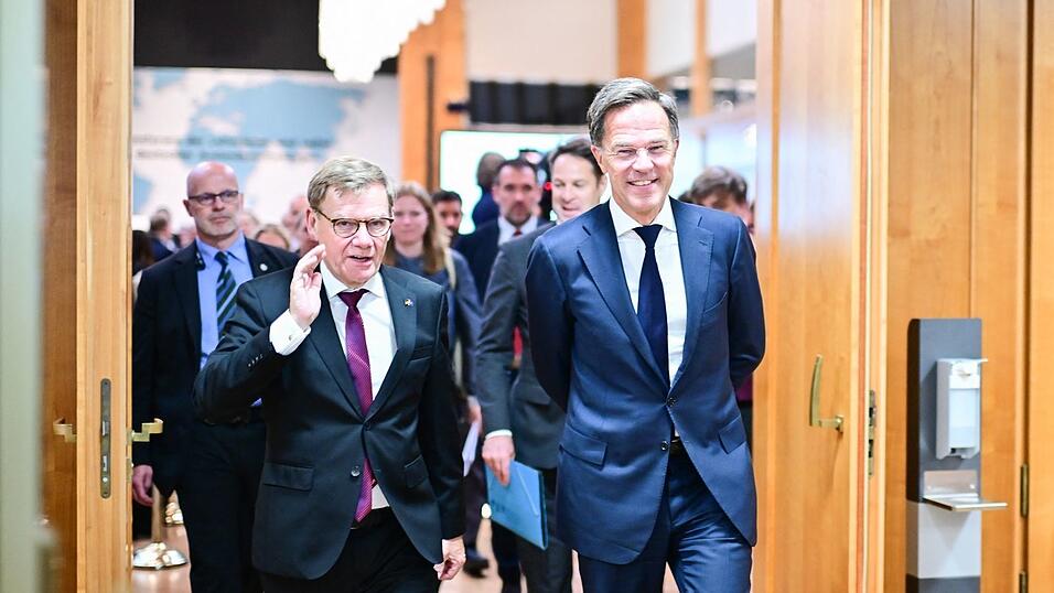 Sah in Russlands Kurs zuletzt Verzweiflung wegen ausbleibender Erfolge im Ukraine-Krieg: Nato-Generalsekretär Mark Rutte (r) - hier bei einem Treffen mit Bundesaußenminister Johann Wadephul. (Archivbild) Sah in Russlands Kurs zuletzt Verzweiflung wegen ausbleibender Erfolge im Ukraine-Krieg: Nato-Generalsekretär Mark Rutte (r) - hier bei einem Treffen mit Bundesaußenminister Johann Wadephul. (Archivbild)