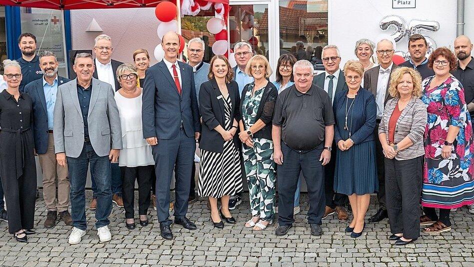 Zahlreiche Ehrengäste feierten zusammen mit der Einrichtungsleiterin Barbara Maier (13. von links), ihrer Stellvertreterin Andrea Eberl (15. v.l.) und ihrem Team das Jubiläum des BRK-Bürgerheims St. Martin. Zahlreiche Ehrengäste feierten zusammen mit der Einrichtungsleiterin Barbara Maier (13. von links), ihrer Stellvertreterin Andrea Eberl (15. v.l.) und ihrem Team das Jubiläum des BRK-Bürgerheims St. Martin.