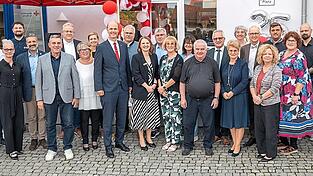 Zahlreiche Ehrengäste feierten zusammen mit der Einrichtungsleiterin Barbara Maier (13. von links), ihrer Stellvertreterin Andrea Eberl (15. v.l.) und ihrem Team das Jubiläum des BRK-Bürgerheims St. Martin. Zahlreiche Ehrengäste feierten zusammen mit der Einrichtungsleiterin Barbara Maier (13. von links), ihrer Stellvertreterin Andrea Eberl (15. v.l.) und ihrem Team das Jubiläum des BRK-Bürgerheims St. Martin.