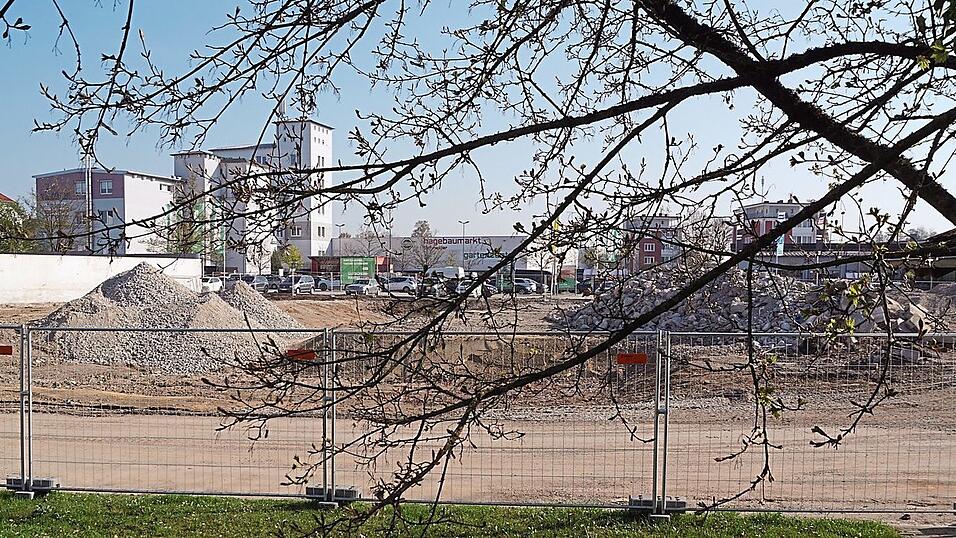 Noch pr&auml;gen Schutthalden das Gel&auml;nde am Pfarrbr&uuml;ckenweg. Die aktuellen Planungen sehen vor, dass auf dieser Fl&auml;che ein Penny-Markt, der Kik-Discounter und ein Drogeriemarkt entstehen sollen.