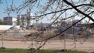 Noch pr&auml;gen Schutthalden das Gel&auml;nde am Pfarrbr&uuml;ckenweg. Die aktuellen Planungen sehen vor, dass auf dieser Fl&auml;che ein Penny-Markt, der Kik-Discounter und ein Drogeriemarkt entstehen sollen.